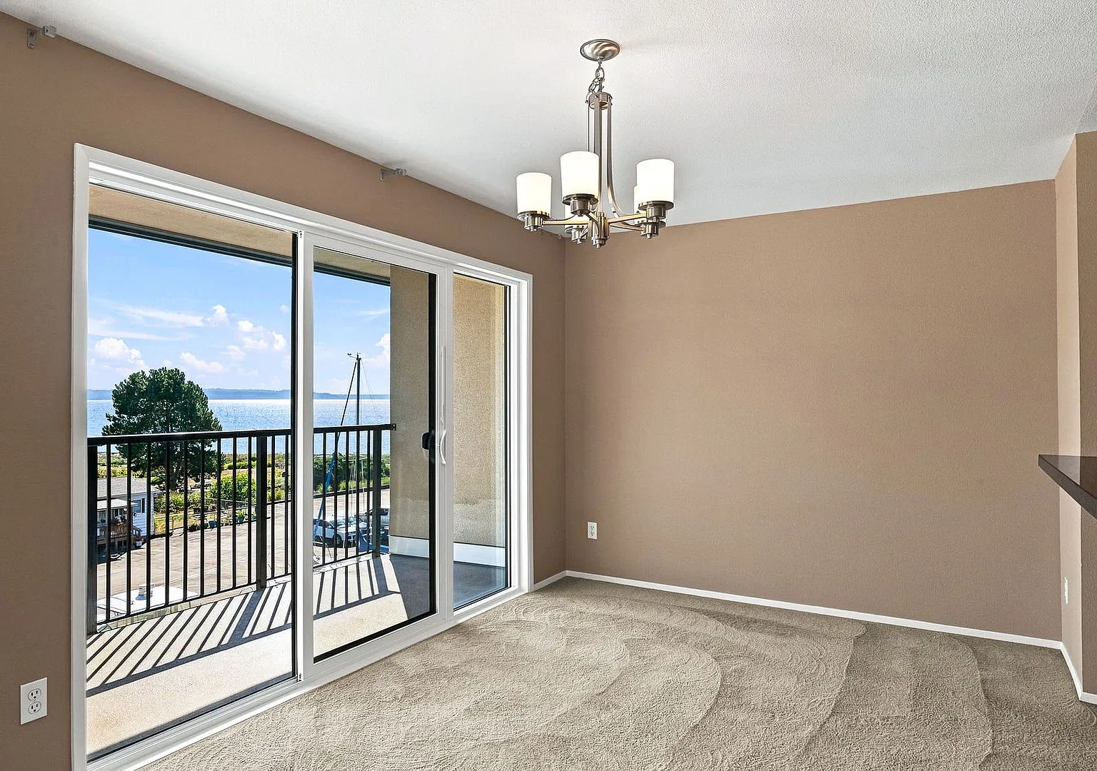 Light & Bright Top Floor Condo with Wall to Wall Sound Views, fresh paint- Water front living — Photo 4