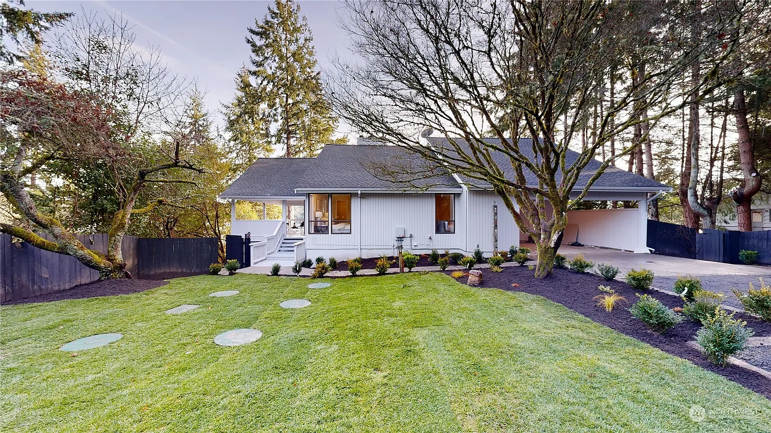 9015 SW Bayview Drive photo 1