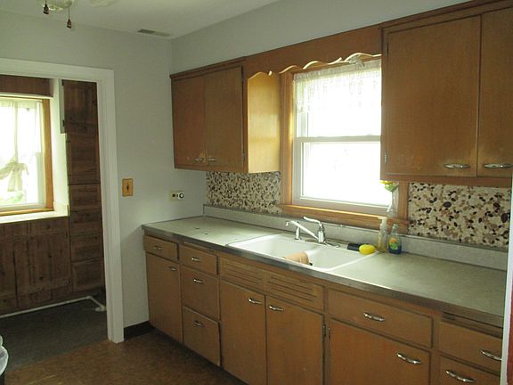 3rd image of 221 N Franzen St