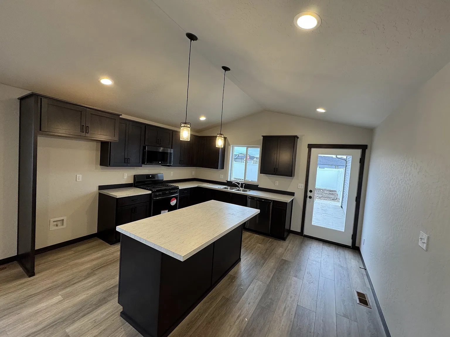 3 bed, 1260 sqft, $2,350 — Photo 2