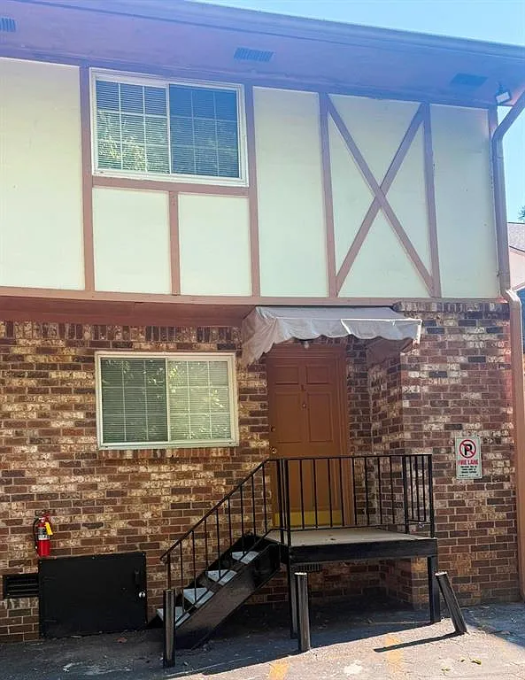 2 bed, 1.0 bath, 1064 sqft, $2,100 — Photo 1
