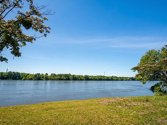4th image of 1102 Riverbank Rdg