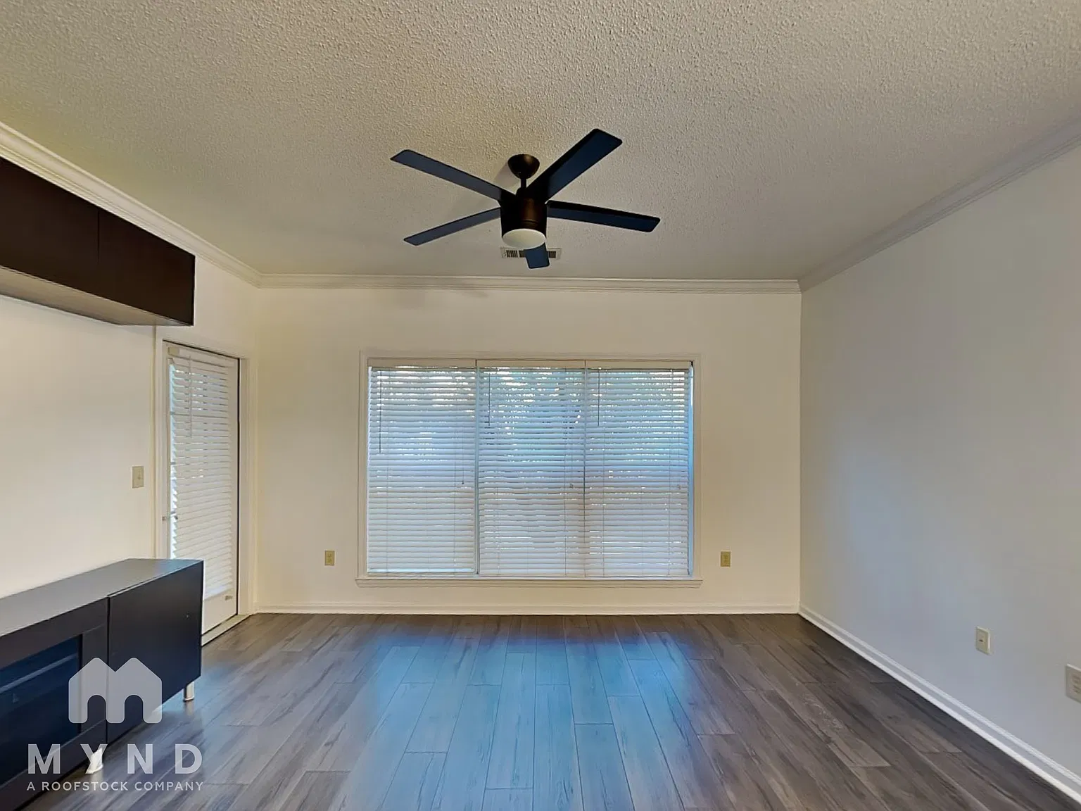 1 bed, 1.0 bath, 736 sqft, $1,499 — Photo 2