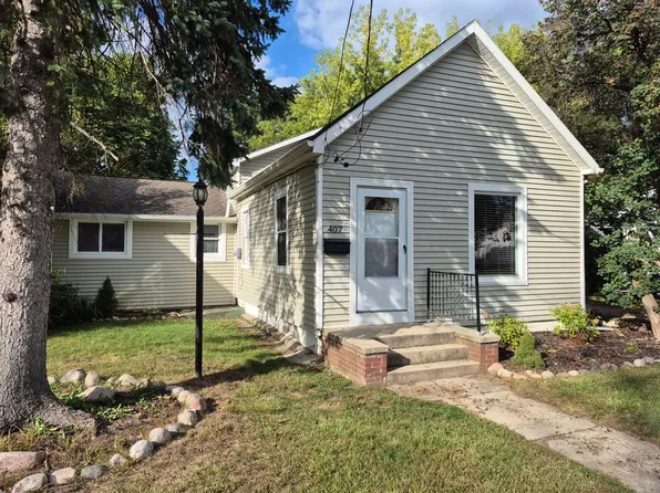 407 1st St, Fenton, MI 48430
