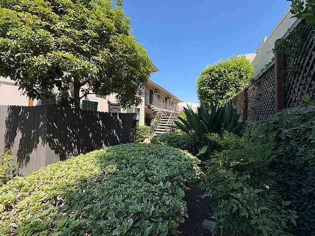 2 bed, 900 sqft, $2,395 — Photo 2