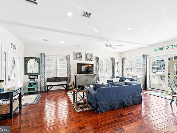 4th image of 14 E 13th St