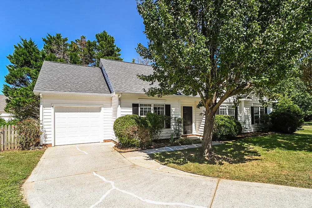 3 bed, 2.0 bath, 1402 sqft, $2,570 — Photo 3