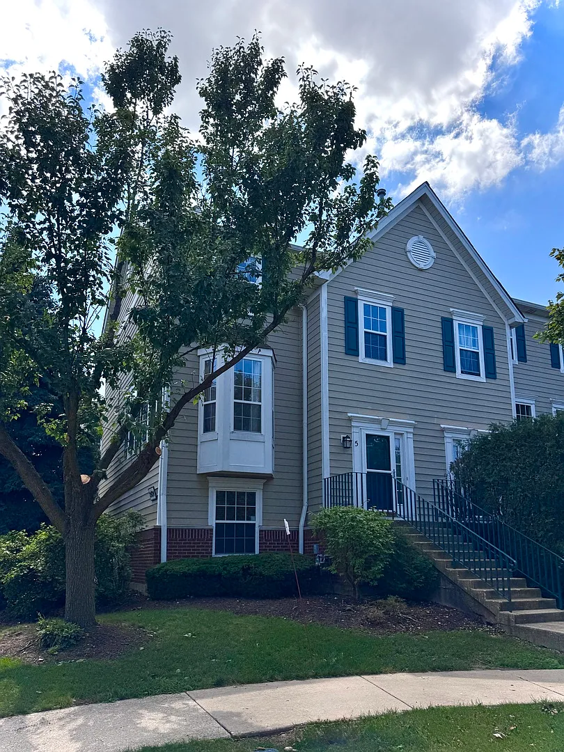 3 bed, 2.5 bath, 1500 sqft, $2,400 — Photo 2