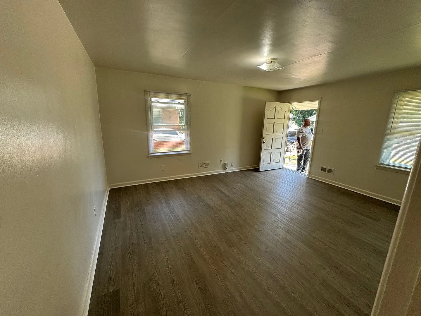 3 Bedroom House with 1 Bath — Photo 4