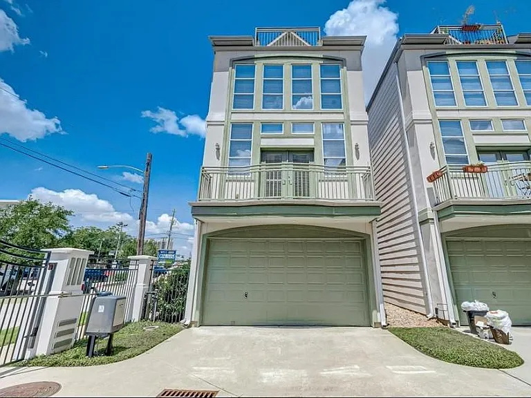 1215 Wentworth St — Photo 23