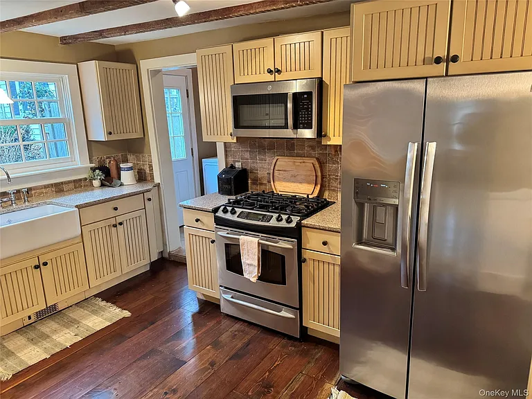 225 Christian Ave — Photo 23