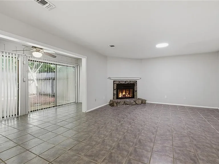 2183 Surrey Ct — Photo 12