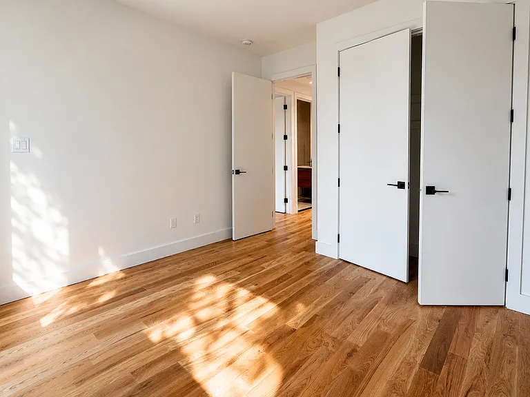 418 Lorimer St #3L — Photo 8