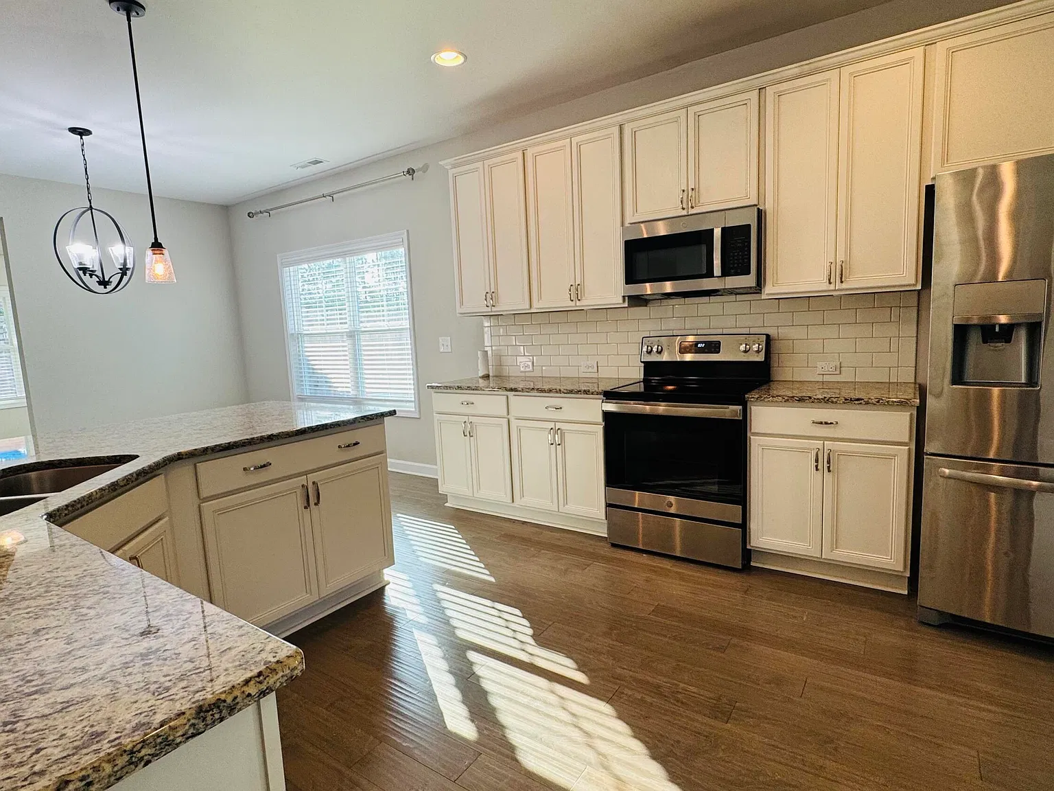 4 bed, 2.5 bath, 2911 sqft, $2,700 — Photo 4