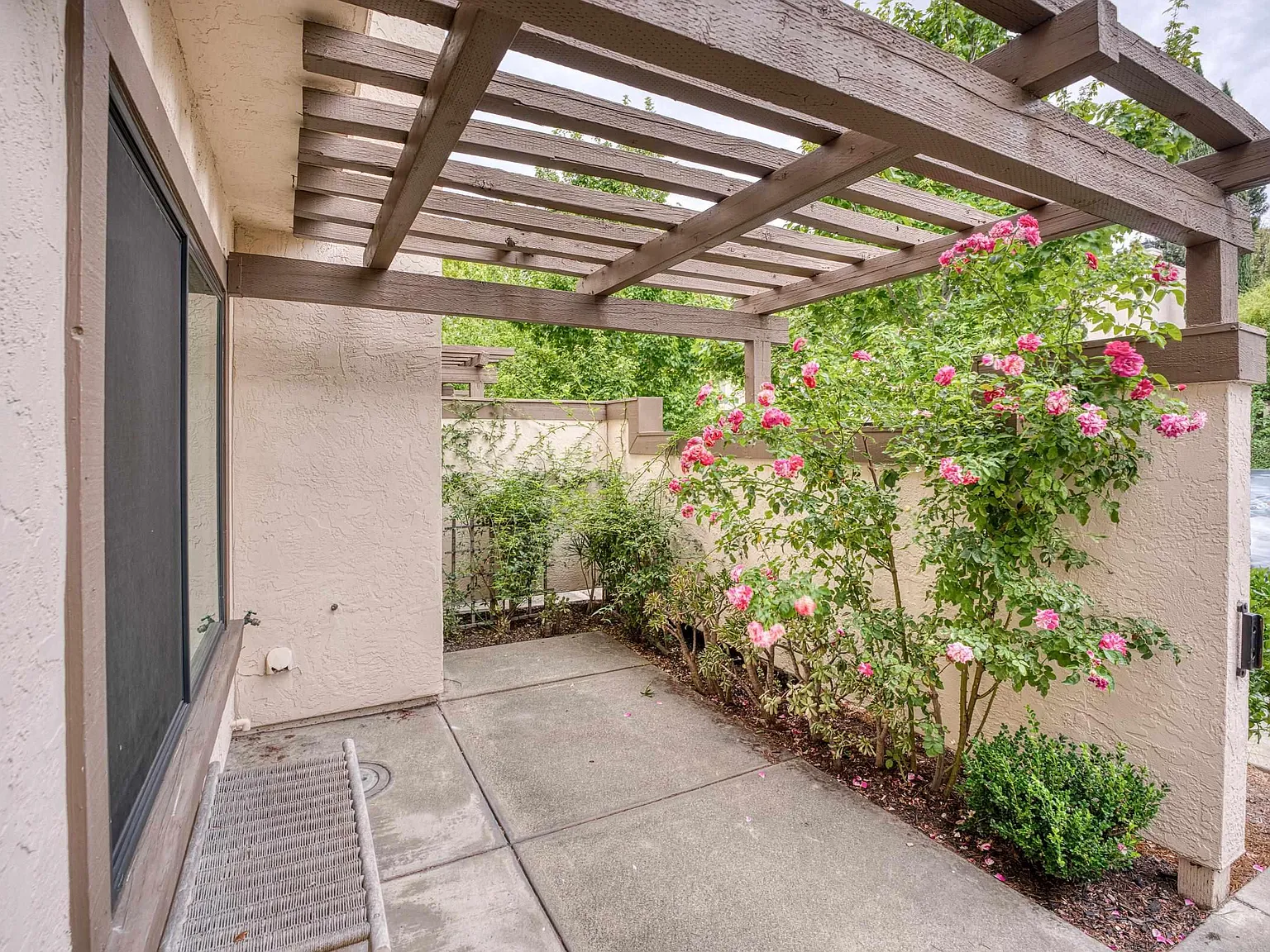 3 bed, 1357 sqft, $4,250 — Photo 2