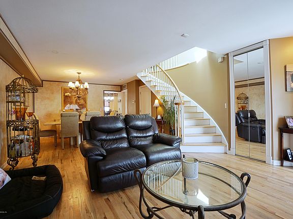 4th image of 112 Herrick Ave