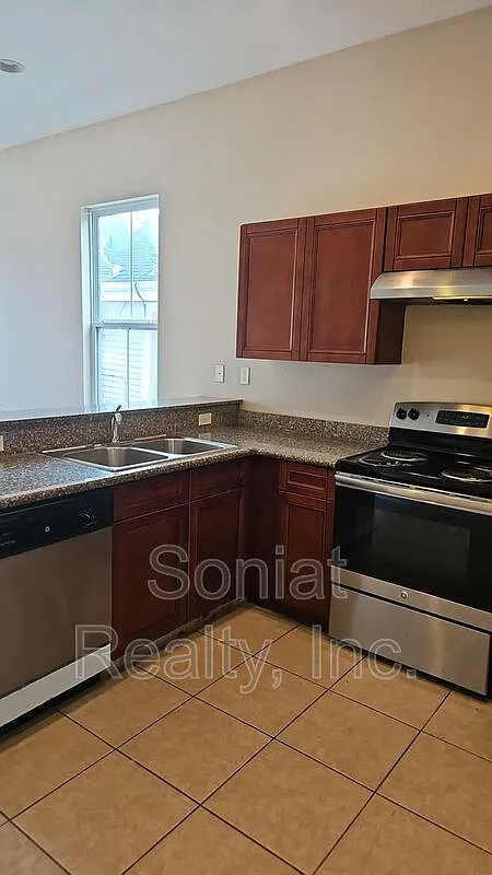 2 bed, 1.5 bath, 781 sqft, $1,275 — Photo 3