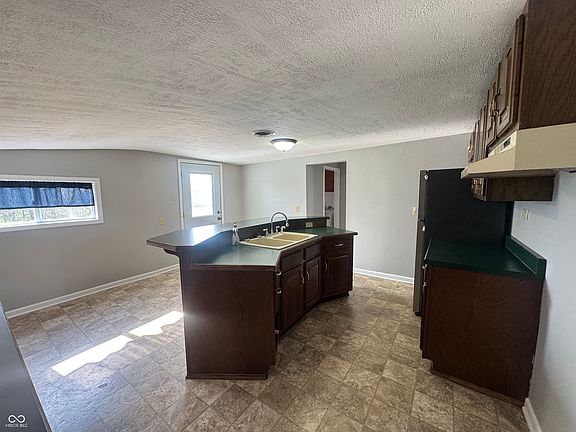 5th image of 608 S Broadway St