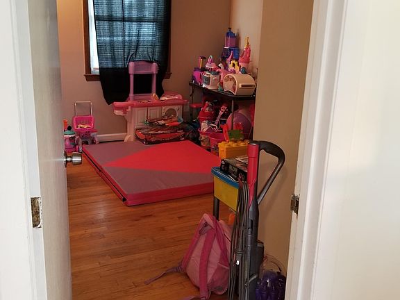 Medium sized bedroom.