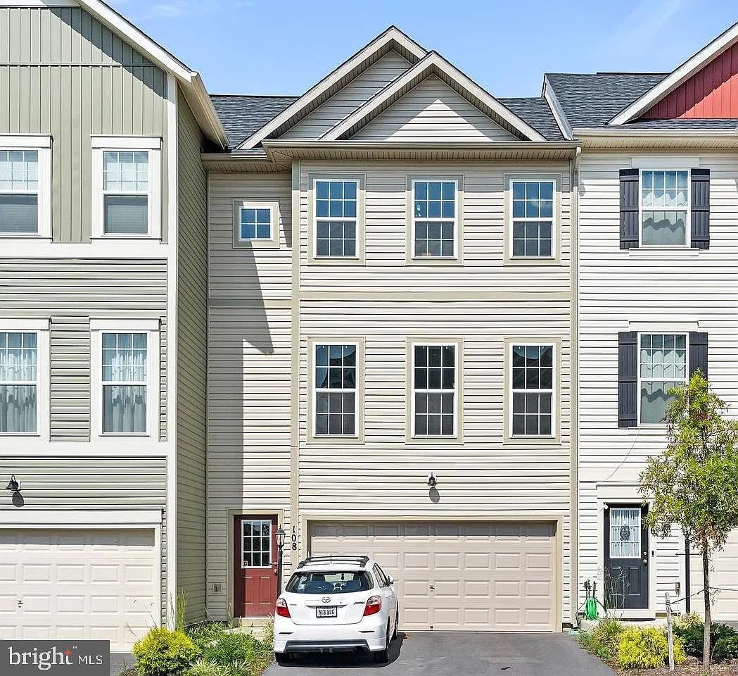 3 bed, 3.5 bath, 2682 sqft, $2,199 — Photo 1
