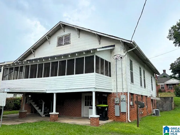 302 Coffee St E — Photo 2