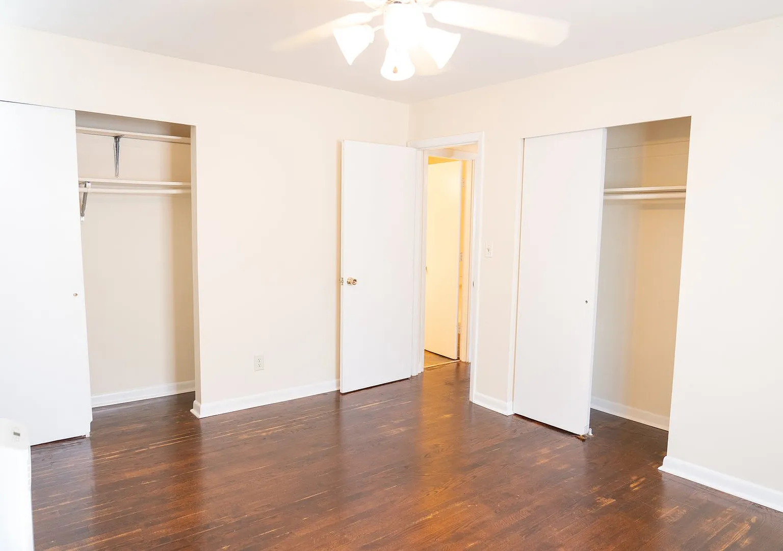 114 Stratford Ct — Photo 2