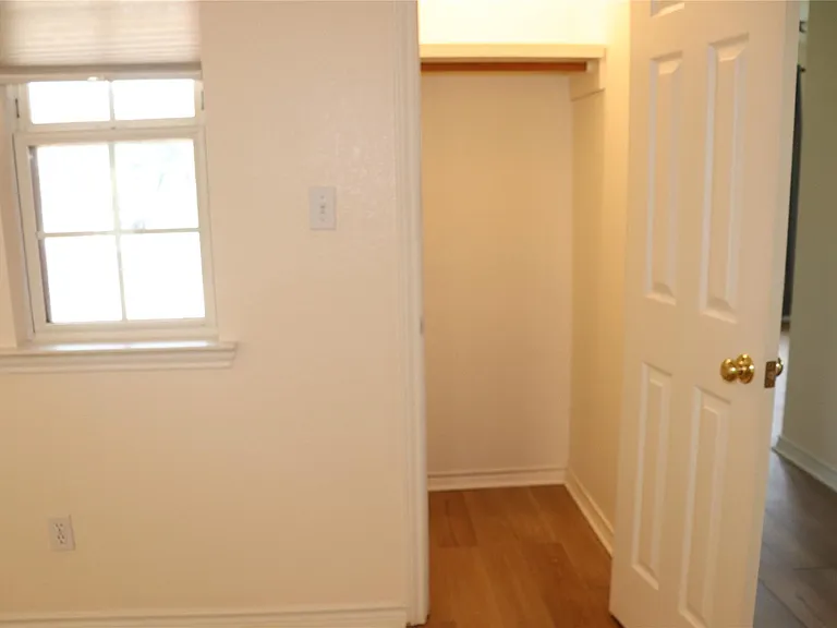 211 Fox Xing — Photo 9