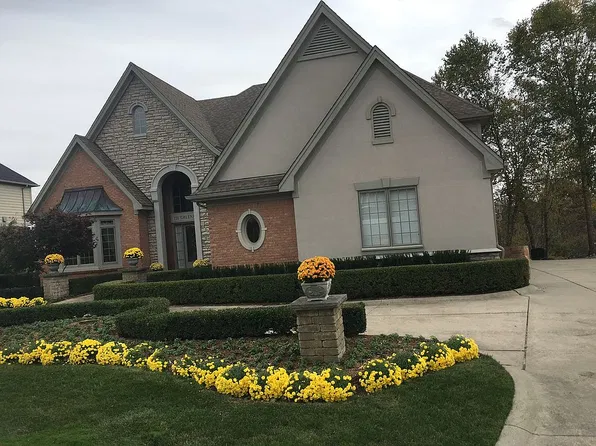 131 Greenan Ln, Lake Orion, MI 48362