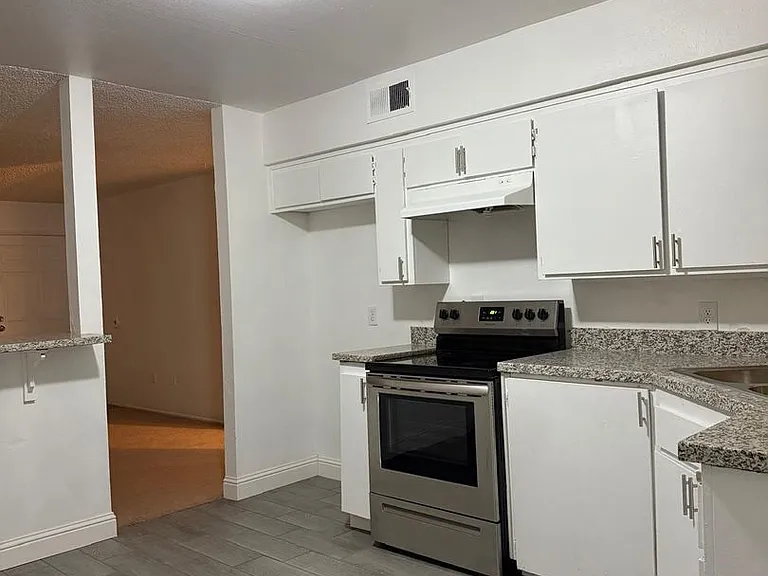 710 N Chester Ave — Photo 10