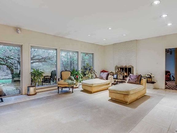 4th image of 10 Howard Dr