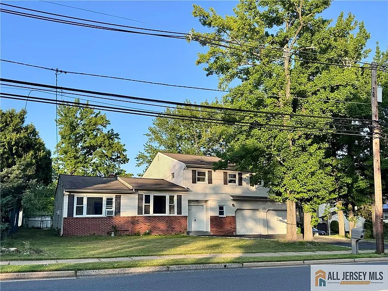 742 Grove Ave — Photo 3