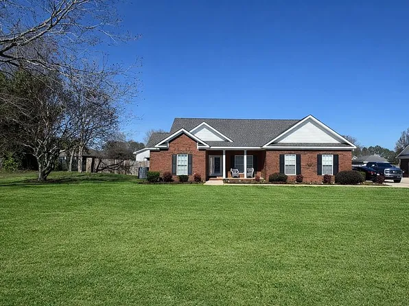 711 Strickland Rd, Headland, AL 36345
