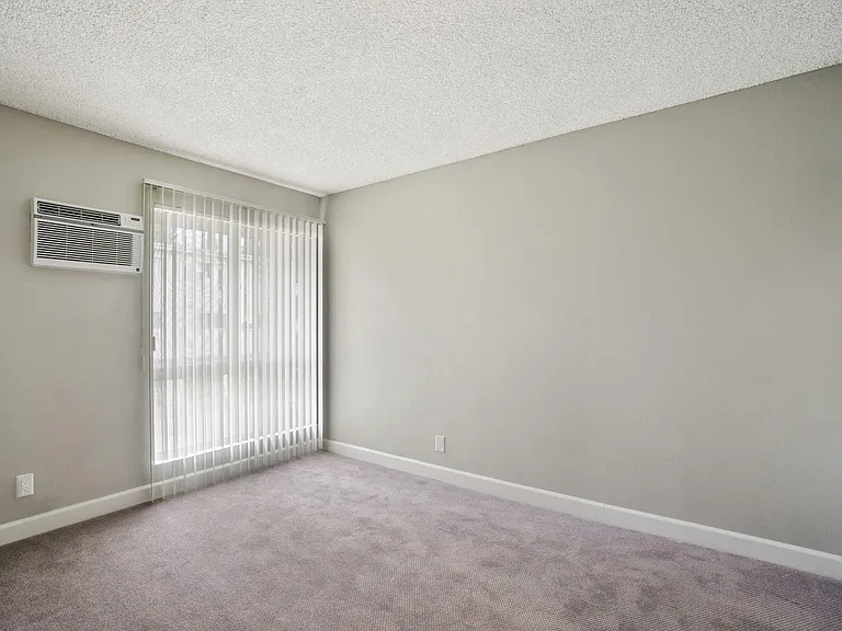 5830 Reseda Boulevard — Photo 38