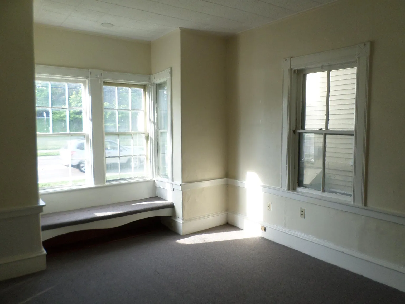 5 bed, 1.5 bath, 1200 sqft, $5,300 — Photo 2