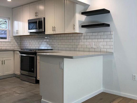 5th image of 220 Waverley St APT 1