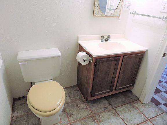 En suite bath w/shower