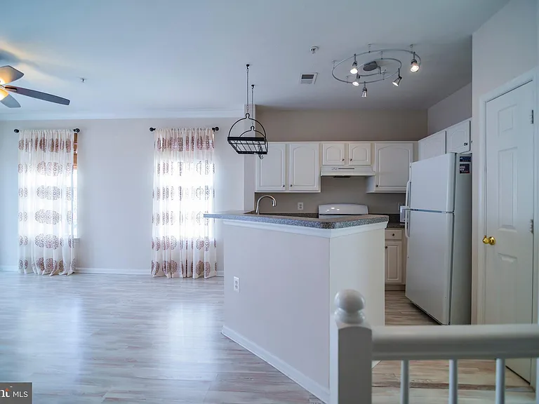 21785 Jarvis Sq — Photo 16