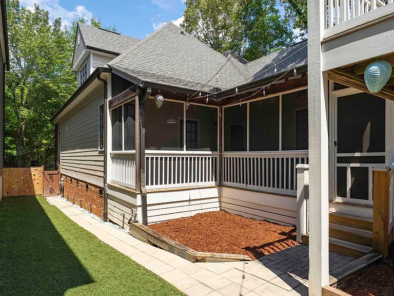 218 Hawthorn St — Photo 37