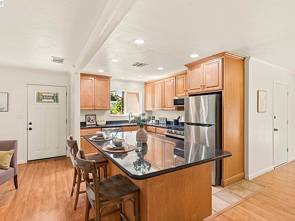 3rd image of 38 Kings Ct