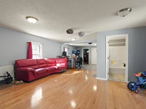 74 Chestnut St, Chelsea, MA 02150