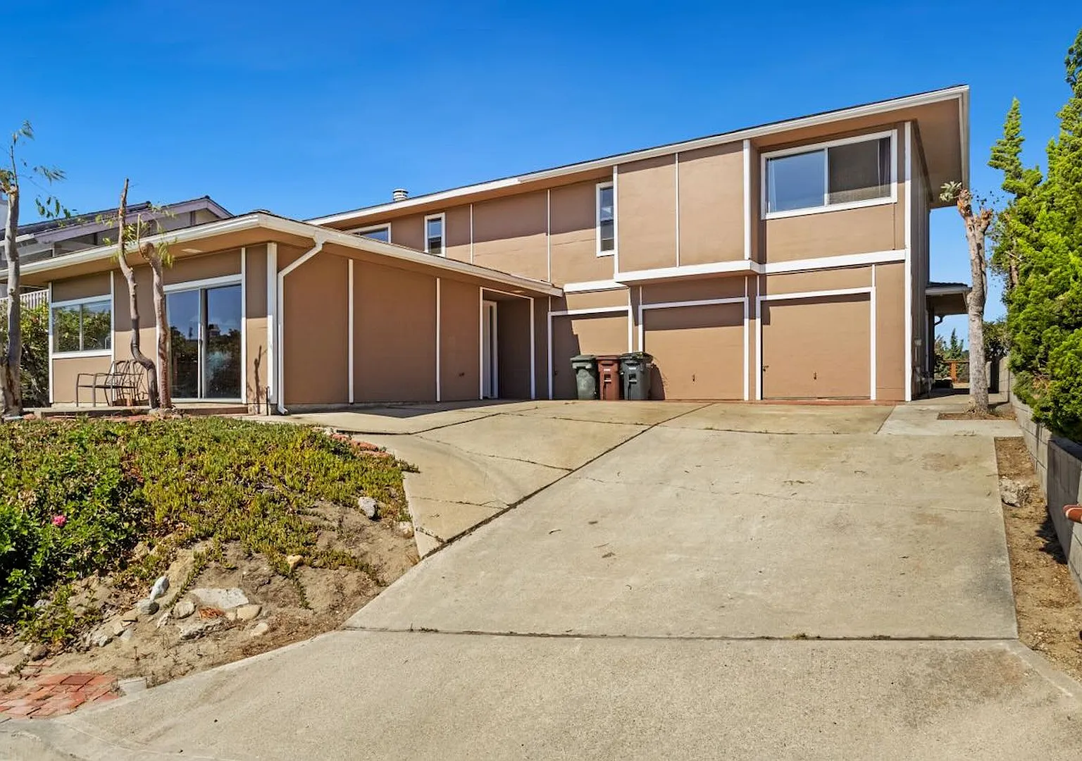 Hilltop Ocean view home! — Photo 1