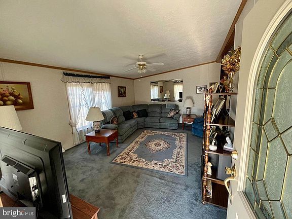 4th image of 17 Oak Dr