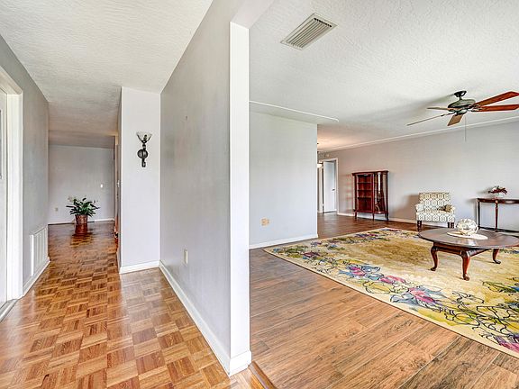 5th image of 220 Elm Ave