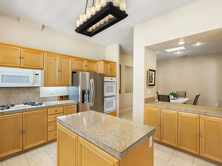 285 W Kavenish Dr — Photo 12