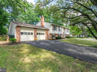 127 Forest Ridge Dr, Sterling, VA 20164