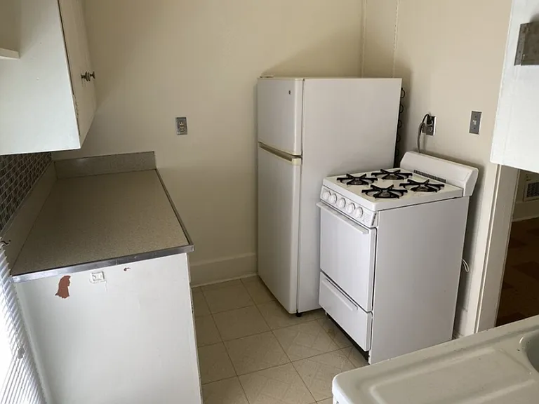 512 W University Ave — Photo 10
