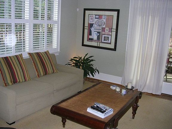 Another look at the living area.