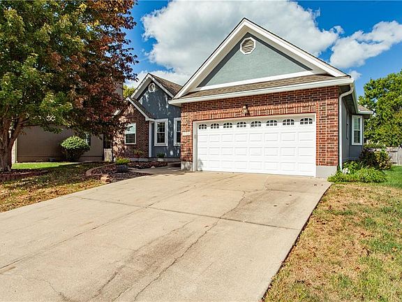 2nd image of 2724 SE Nottingham Dr