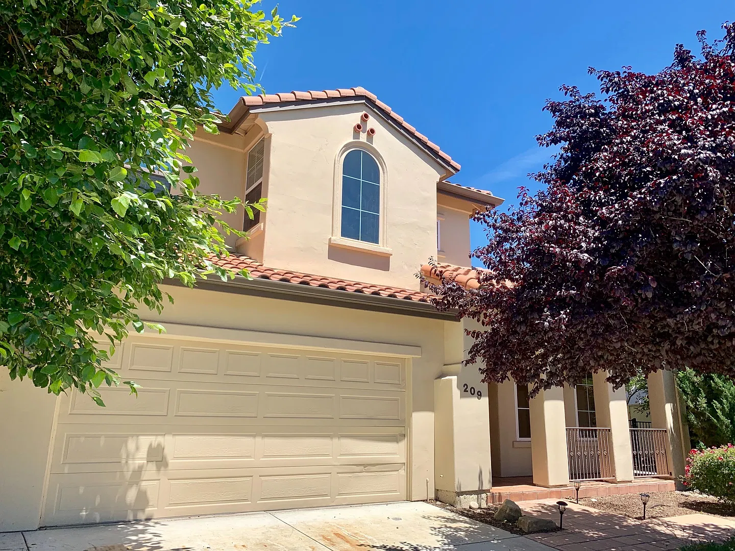 Prestigious 4 Bedroom, 3 Bathroom Home **Do Not Disturb Tenants** — Photo 3