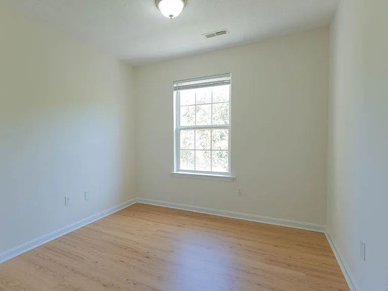 405 Lakeview Ct — Photo 22